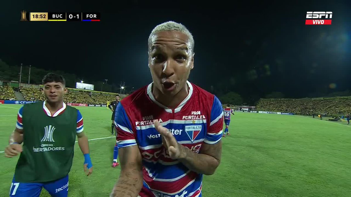 ¡DEYVERSON Y ADENTRO! Falló el penal pero capturó el rebote y marcó el 1-0 de Fortaleza ante Bucaramanga en Colombia. 📺 Mirá TODA la CONMEBOL #Libertadores por #DisneyPlus Premium