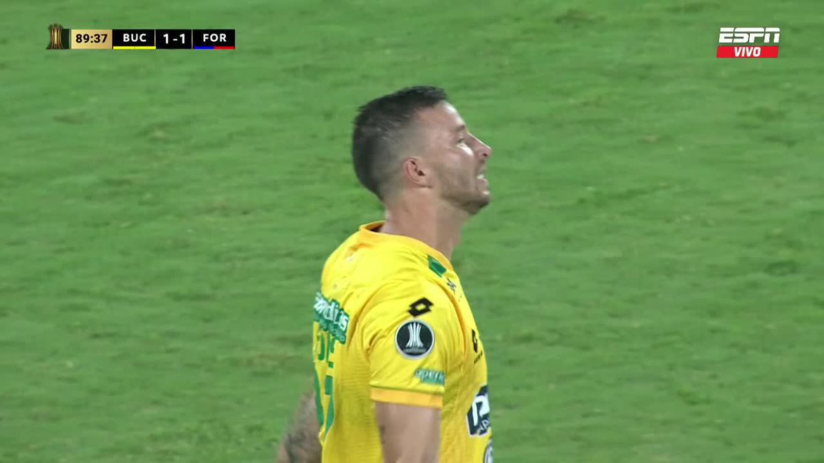 Minuto 87, Bucaramanga pierde 1-0 de local vs Fortaleza y tiene un penal para empatarlo. Patea, travesaño y pique en el piso… el partido sigue unos segundos hasta que el árbitro lo para y señala que la pelota entró. LOCURA EN COLOMBIA. 🤯🇨🇴