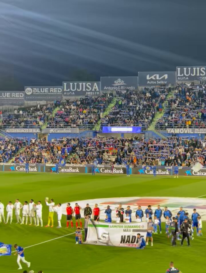 💙 Este himno. Así. Con la gente cantando y las bufandas al cielo. Lo mejor de la noche de ayer en Getafe. Muy chulo.