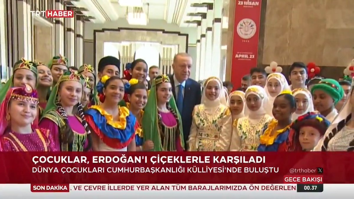 TRT 47’nci Uluslararası 23 Nisan Çocuk Şenliği’nde yüzlerce çocuk Külliye'de buluştu. Cumhurbaşkanı Erdoğan’ın himayesinde düzenlenen etkinliğe, İletişim Başkanı Fahrettin Altun ve TRT Genel Müdürü Mehmet Zahid Sobacı da katıldı.