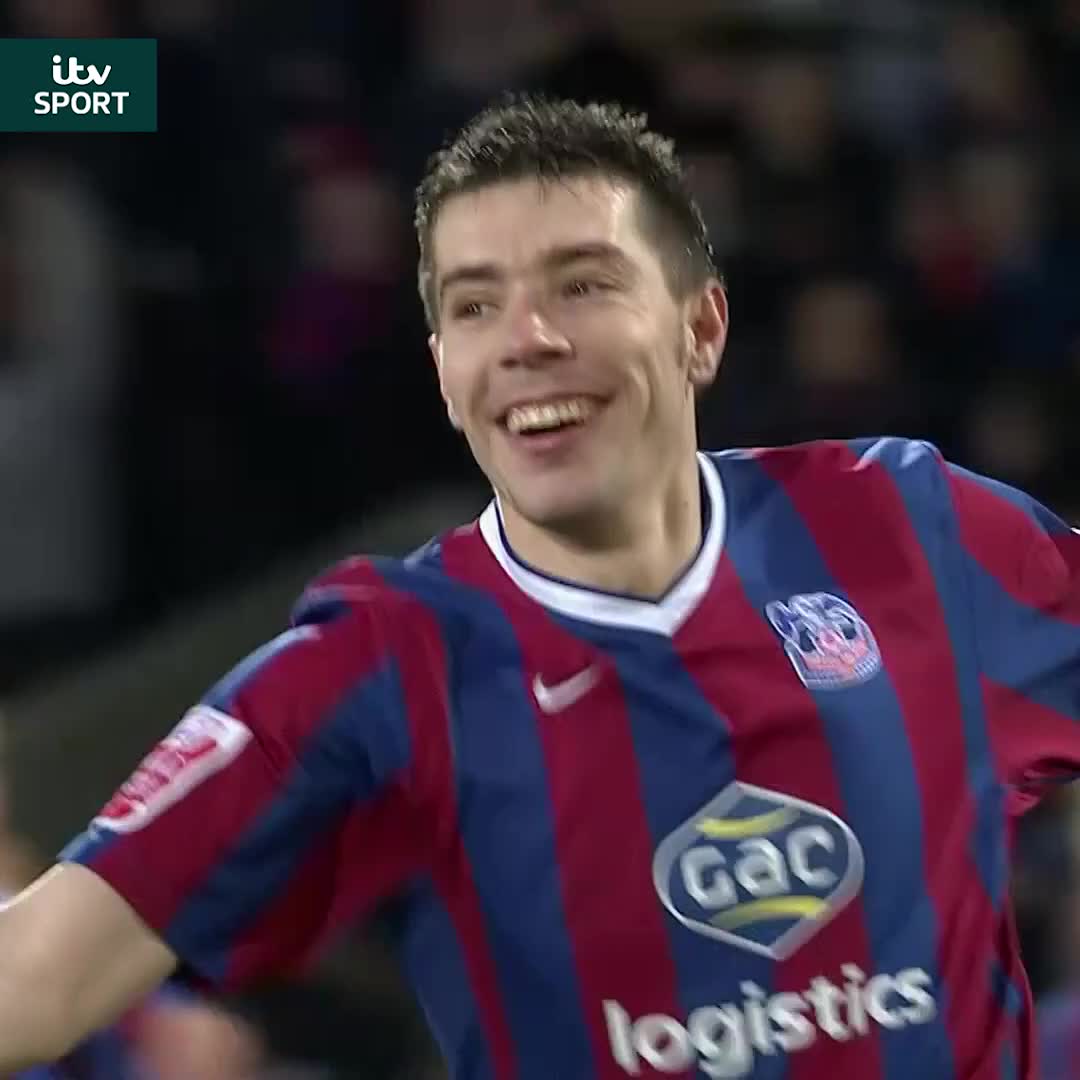 🤯 A Darren Ambrose WORLDIE 🙌 Martin O'Neill wheeling off down the touchline 🏆 An FA Cup classic Ahead of their FA Cup semi-final this weekend, here's a classic between Crystal Palace and Aston Villa from 2010 ⚽️