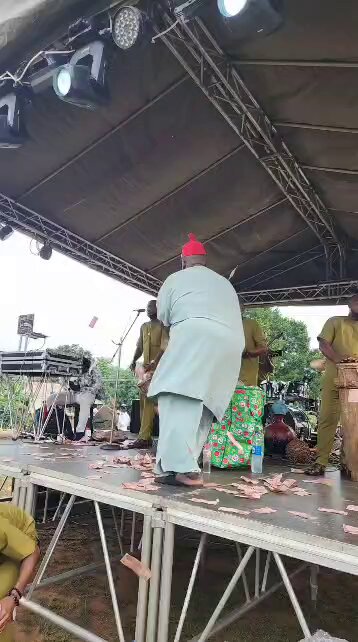 See that fat man that sang that Oligilidi song 😂😂😁😁