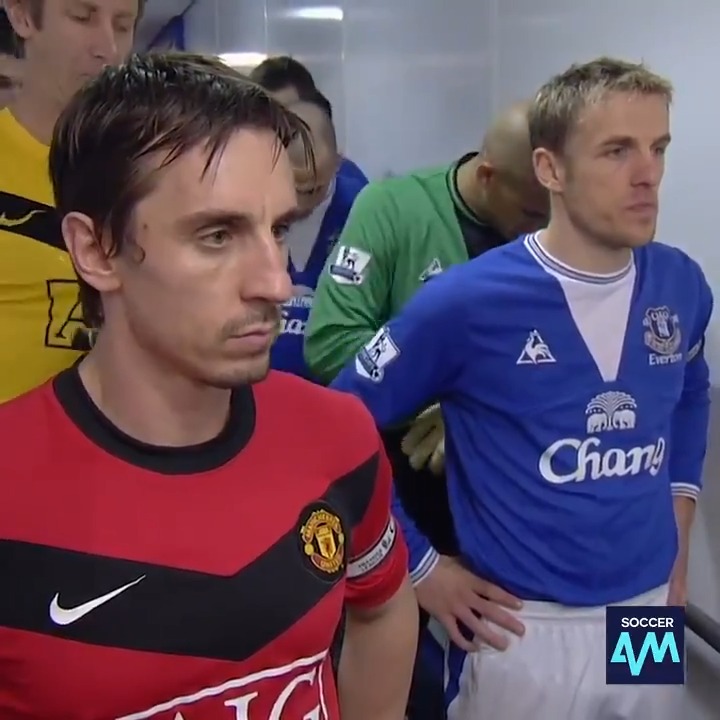 Quand les deux frères Gary Neville et Phil Neville s'ignoraient complètement avant un Manchester-Everton. La mentalité de l'époque c'était quelque chose 😄