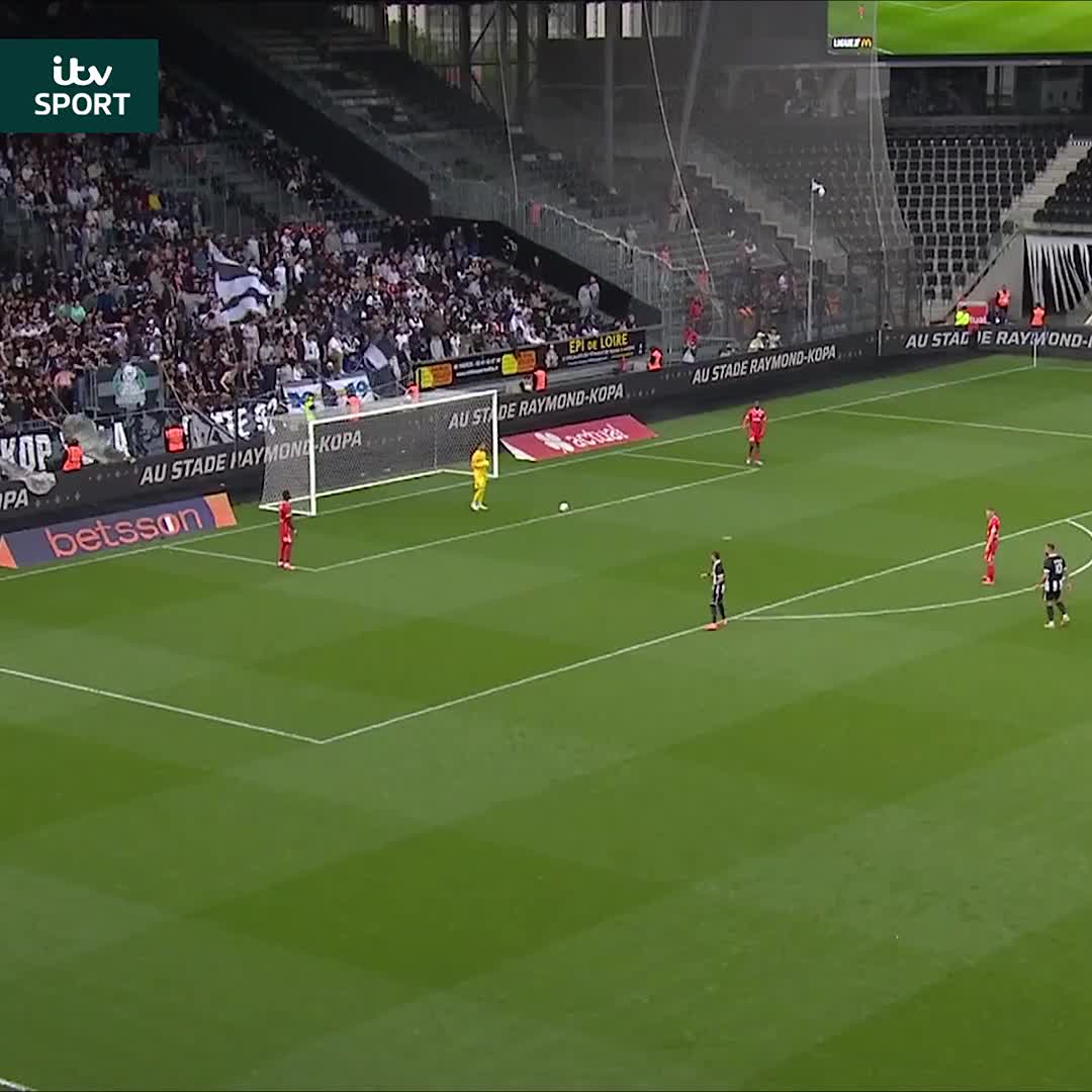 HOW HAS HE MISSED THAT? 🤯⬇️ A reminder of this sitter Farid El Melali failed to net against Montpellier 😧 #ITVFootball | #Ligue1