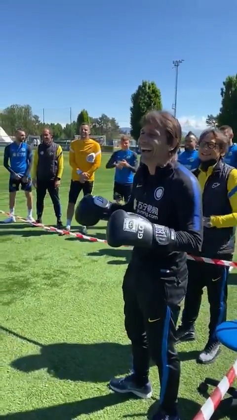 🎙 Romelu Lukaku 🥊 Lautaro Martinez - Antonio Conte 🥊 Roma maçında oyundan alındıktan sonra Conte ile tartışan Lautaro Martinez, antrenmanda İtalyan çalıştırıcıyla boks maçında karşı karşıya gelmişti. 😅