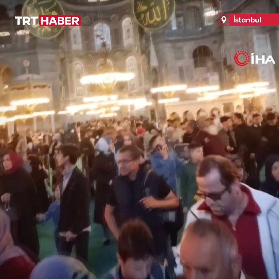 Ayasofya'daki #deprem paniği kamerada.