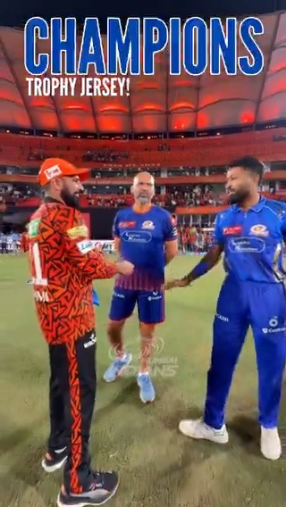Mohammad Shami taking Hardik Pandya's autograph on the Champions Trophy jersey. ❤️🇮🇳