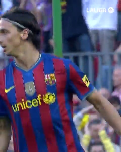 ⚽🎯 Un gol de 𝗗𝗘𝗟𝗔𝗡𝗧𝗘𝗥𝗢 𝗖𝗘𝗡𝗧𝗥𝗢 𝗣𝗨𝗥𝗢. 💙🔙❤ ¡Se cumplen 1⃣5⃣ años del último tanto de Zlatan Ibrahimović en #LALIGAHistory! #LALIGAEASPORTS