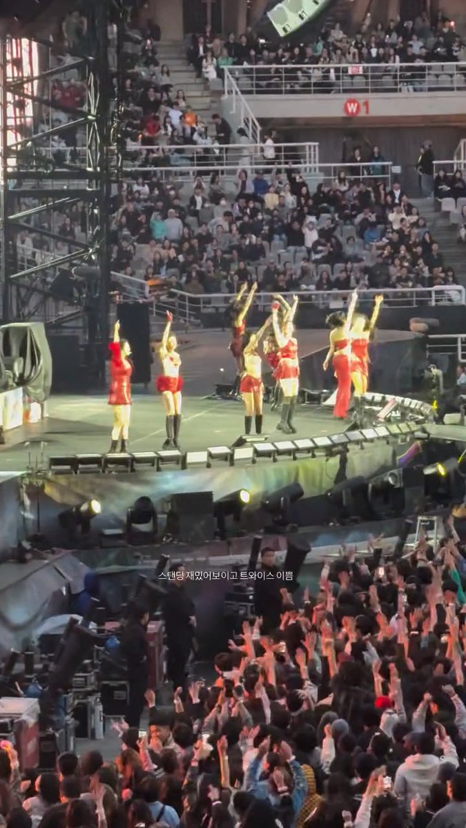 ALL THE KOREAN COLDPLAY FANS DANCING THE NIGHT AWAY AFTER JIHYO'S "LET'S GO!" 🔥
