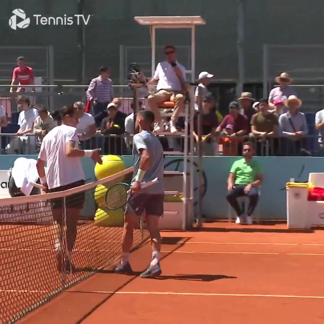 A fake-out handshake 😳 No love lost between Dzumhur & Bellucci 😬 #MMOpen