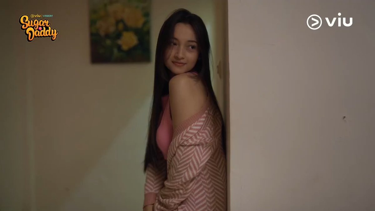 Gara-gara kejebak pinjol, Aurel (Megan Domani) terpaksa jadi sugar baby Om Derry (Darius Sinathrya), si sugar daddy amatir 🍭💗 Nantikan series Sugar Daddy, tayang mulai 2 Mei di Viu dan VISION+! #Viu #SugarDaddySeries #SugarDaddyViu #PapaGulaViu