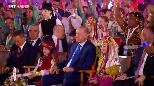 TRT 47. Uluslararası 23 Nisan Çocuk Şenliğimizin galasında, dünya çocuklarının mesajı netti: "Hayat, gülünce çok güzel." TRT ailesi olarak, çocuklarımızın dünyayı güzelleştiren tebessümlerini baki kılmak için var gücümüzle çalışmaya devam edeceğiz.