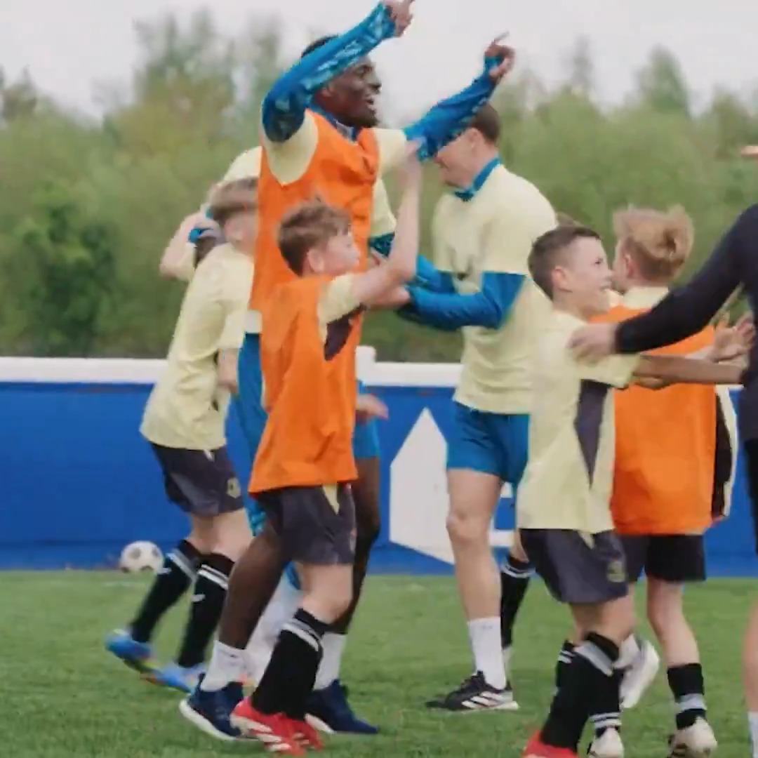 Present 🤝 Future Watch the aspiring stars of tomorrow train with their #EFC heroes during our annual Everton Academy Day! 🎥
