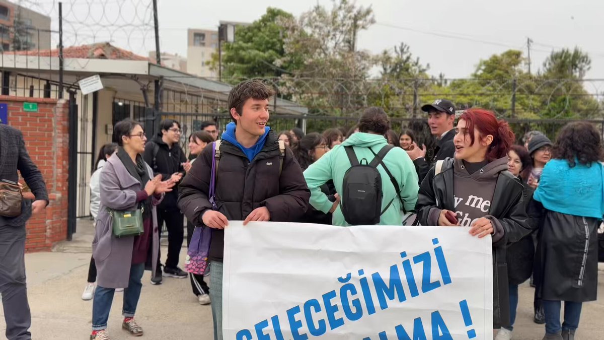 Bursa Osmangazi Anadolu Lisesi öğrencileri, "Çav Bella" söyleyerek protesto yaptı. "Öğrenciyi anlamak yerine fişleyen, dinlemek yerine cezalandıran, düşünceyi değil, itaati yücelten bir kafayla karşı karşıyayız!"
