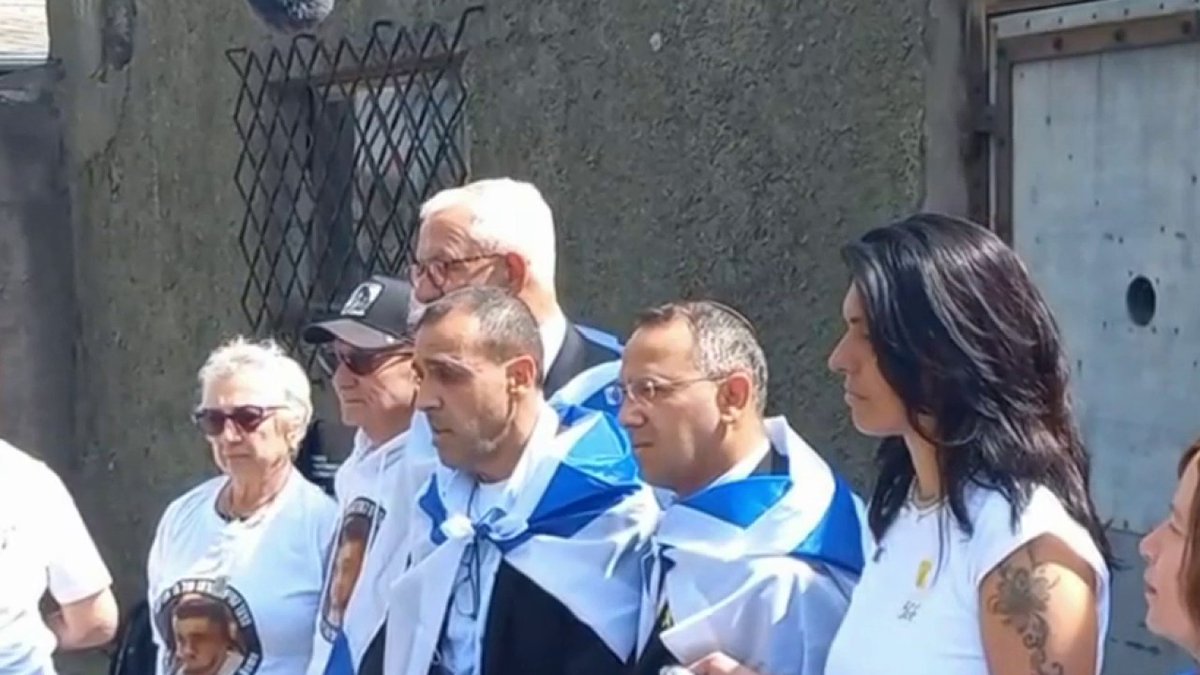 "Nous n'oublierons jamais et nous ne pardonnerons jamais les horreurs de la Shoah. Le peuple juif est éternel" Eli Sharabi, otage libéré