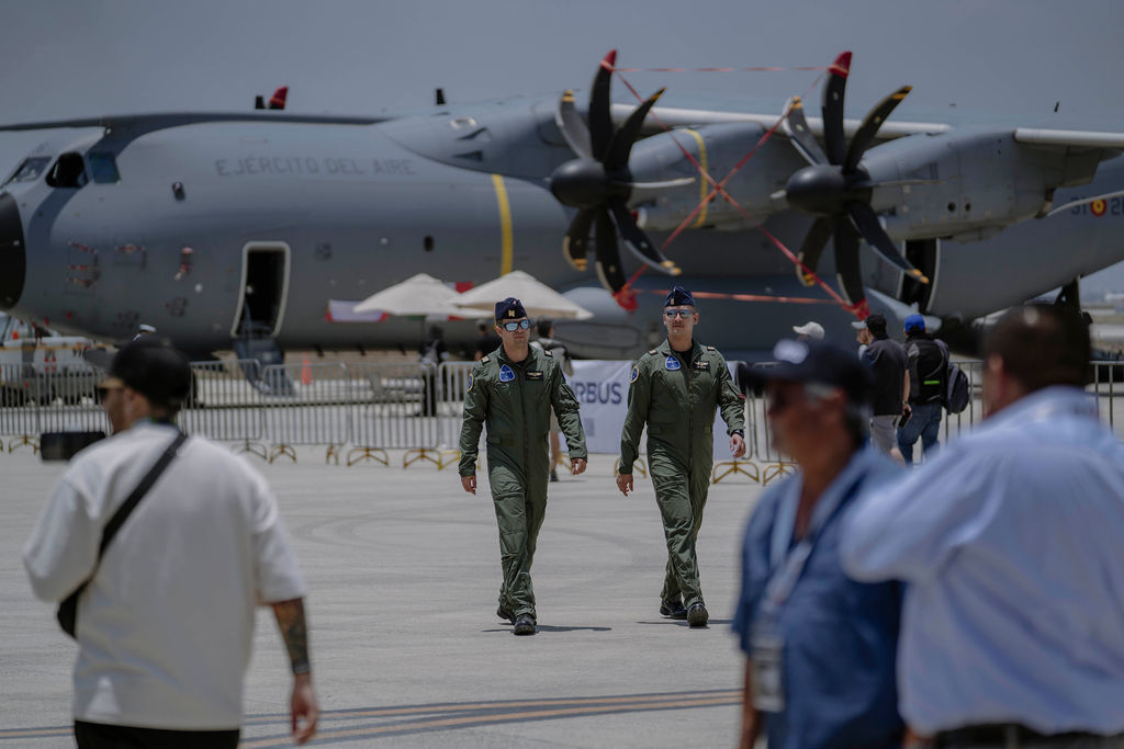 An old friend has returned to Mexico. 🇲🇽 Check out how the #A400M of the Ejército del Aire y del Espacio is turning heads at the Feria Aeroespacial México (#FAMEX).