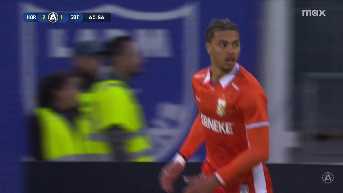 Nyligen inbytte Sebastian Clemmensen reducerar för IFK Göteborg! 🔵⚪ 📲 Se matchen på Max