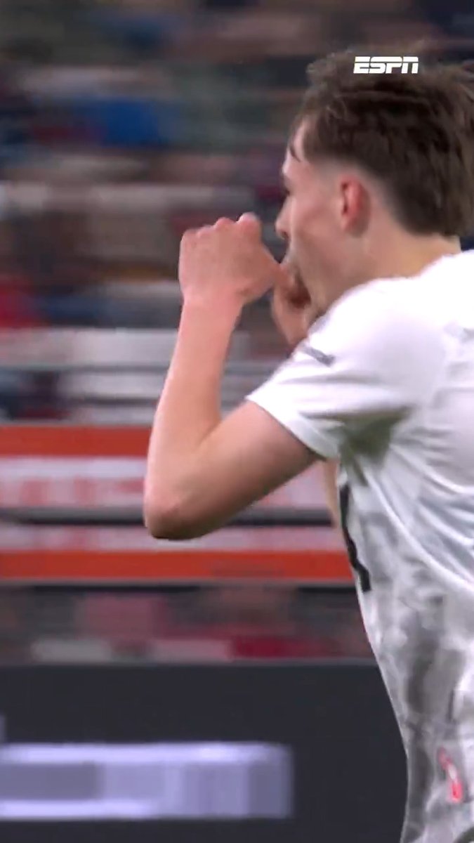 Leo Sauer staat helemaal vrij, knikt raak en strooit zout in de Alkmaarse wond 🧂 #aznac
