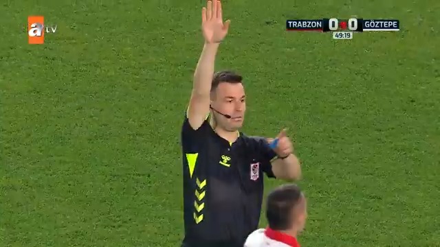 Kayseri maçında bunun aynısı Fenerbahçe'ye penaltı verilmedi. Trabzon maçında ise Cihan Aydın koşarak penaltı noktasını gösterdi. bize bu rezil kepaze operasyon hakemlerini izleten, yabancı hakem getiremeyenler bunun sorumlusu.