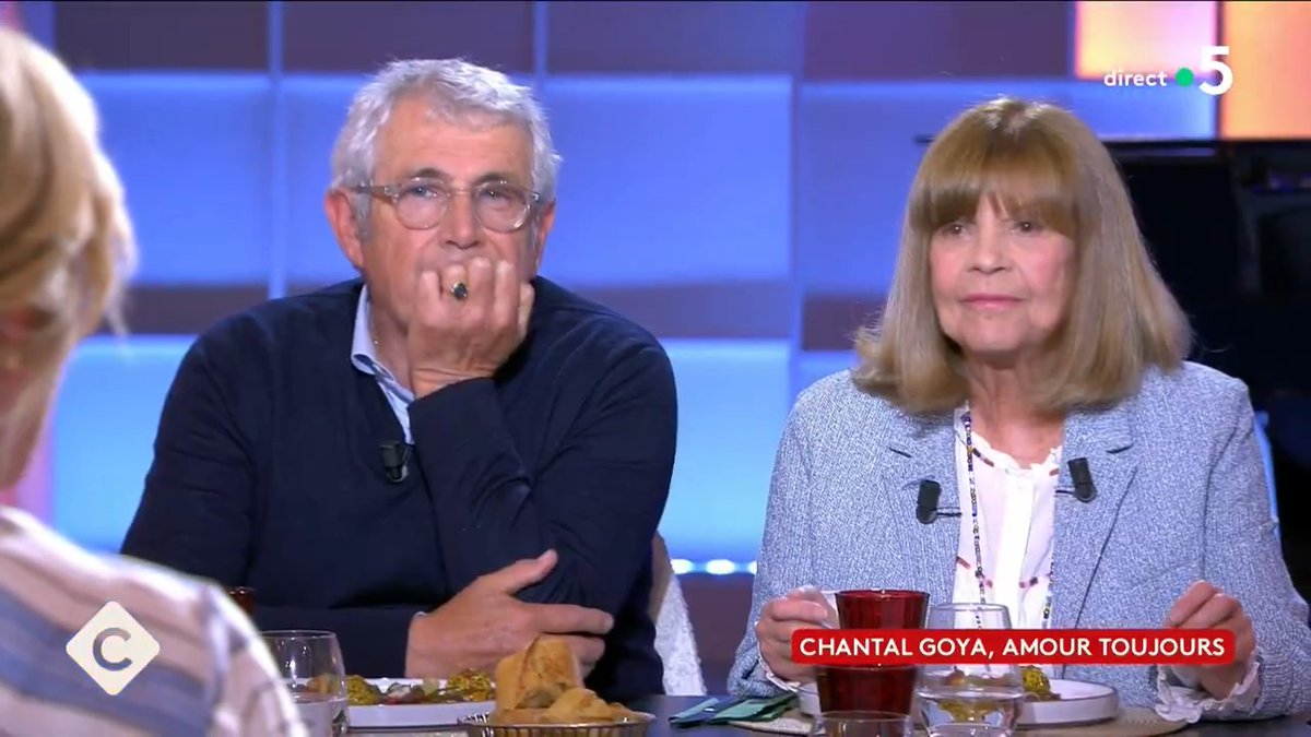 ✨ "On n’a rien en commun avec mon mari, Jean-Jacques Debout ! Il vit la nuit et moi le jour. Je ne peux pas dormir à côté de lui parce que je me prends tous ses livres dans la tête, il regarde la télé, il écoute de la musique…" Les confidences de Chantal Goya dans #CàVous