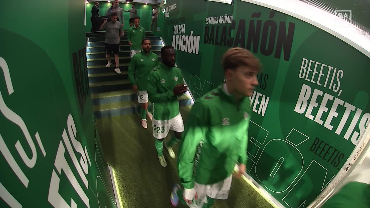 De padres a hijos. De abuelos a nietos 💚 El Real Betis Balompié 🌴💚 y el precioso momento en el que saltó al campo con sus 11 socios más antiguos ✨ #LALIGAenDAZN ⚽