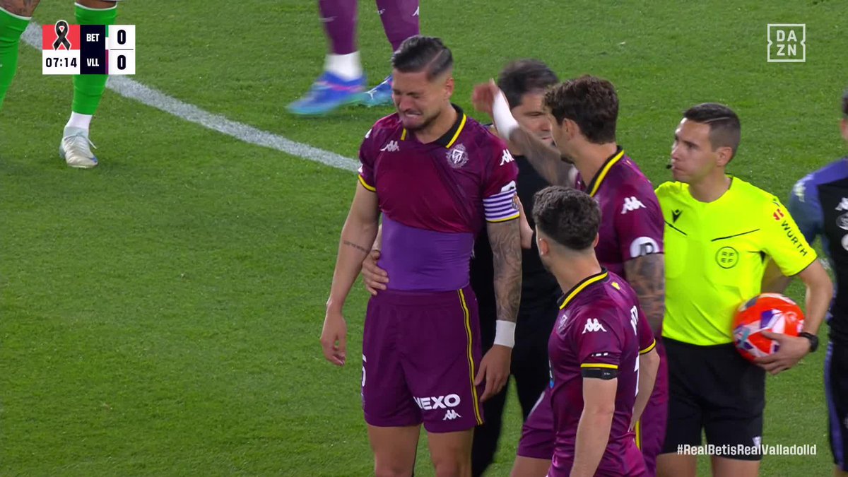Una reacción que duele 💔 Las lágrimas de Javi Sánchez, capitán del Real Valladolid, al tener que irse lesionado 😔 El aplauso del Benito Villamarín #LALIGAenDAZN ⚽