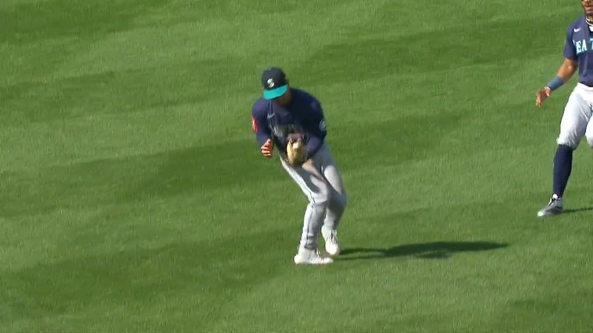 Leo Rivas with an UNBELIEVABLE basket catch! 🤯