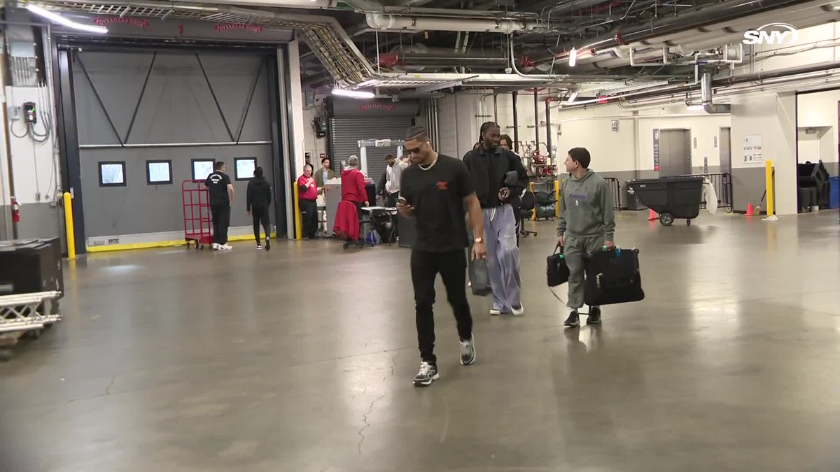 The Knicks arrive for Game 3 at Little Caesars Arena