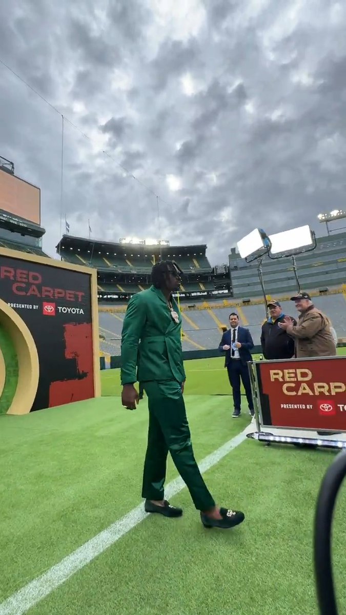 Texas A&amp;M's Shemar Stewart rocking green on the red carpet 🔥 Shemar Stewart | Texas A&M Football 📺: 2025 #NFLDraft – 8pm ET on NFL Network/ESPN/ABC 📱: Stream on NFL+