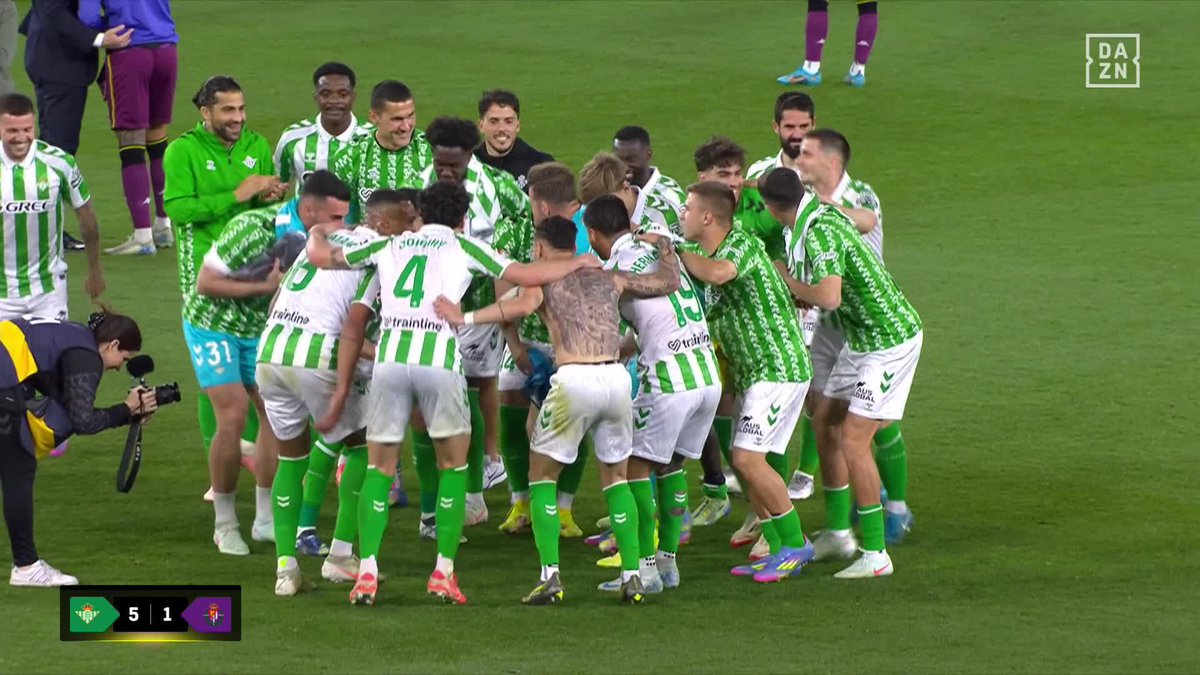 EL BENITO VILLAMARÍN DUERME EN CHAMPIONS 💚🤍 Un equipo que enamora a su gente, un Real Betis Balompié 🌴💚 que SUEÑA EN GRANDE 🙌🏻 #LALIGAenDAZN ⚽