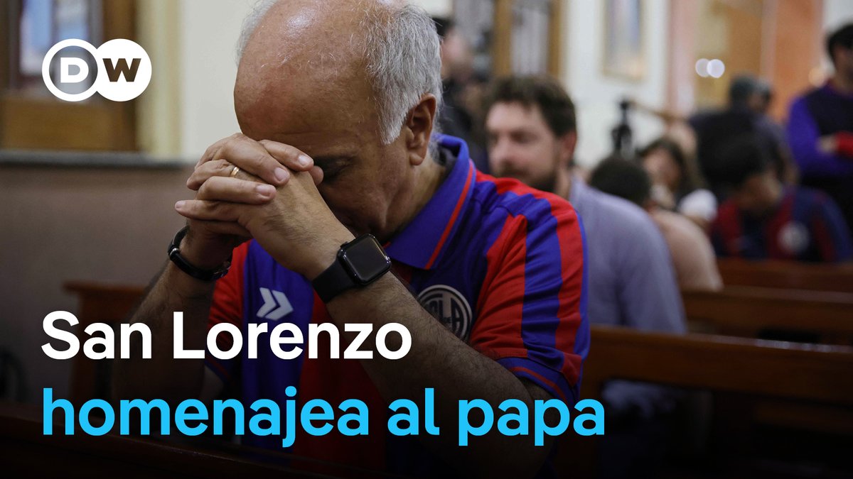 Hinchas de San Lorenzo despiden al papa Francisco Mientras en el Vaticano se celebran los funerales del papa, en Buenos Aires más de 200 hinchas de San Lorenzo se reunieron en la capilla donde nació el club para despedir al #Francisco. Con camisetas azulgranas homenajearon al pontífice, quien fue simpatizante del equipo.