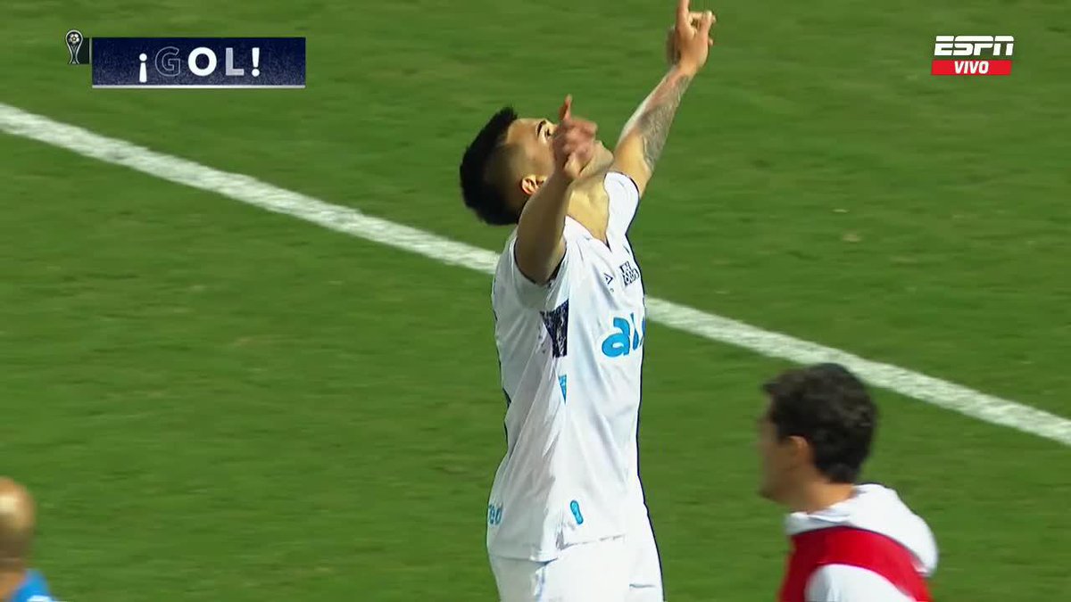 Que locura de gol de Alexander Aravena, que no anotaba por Gremio desde febrero. Y estaba sin minutos con Gustavo Quinteros