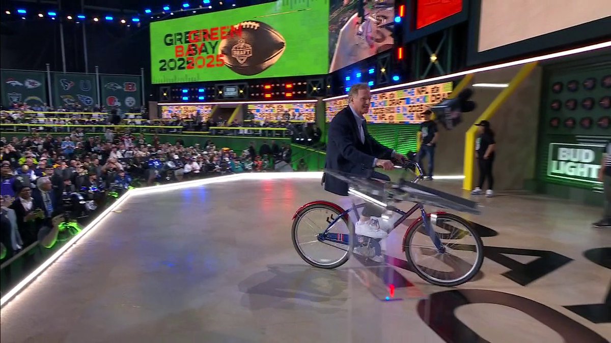 Roger Goodell led former Packers and Lil Wayne out on stage on bikes 😂 #NFLdraft