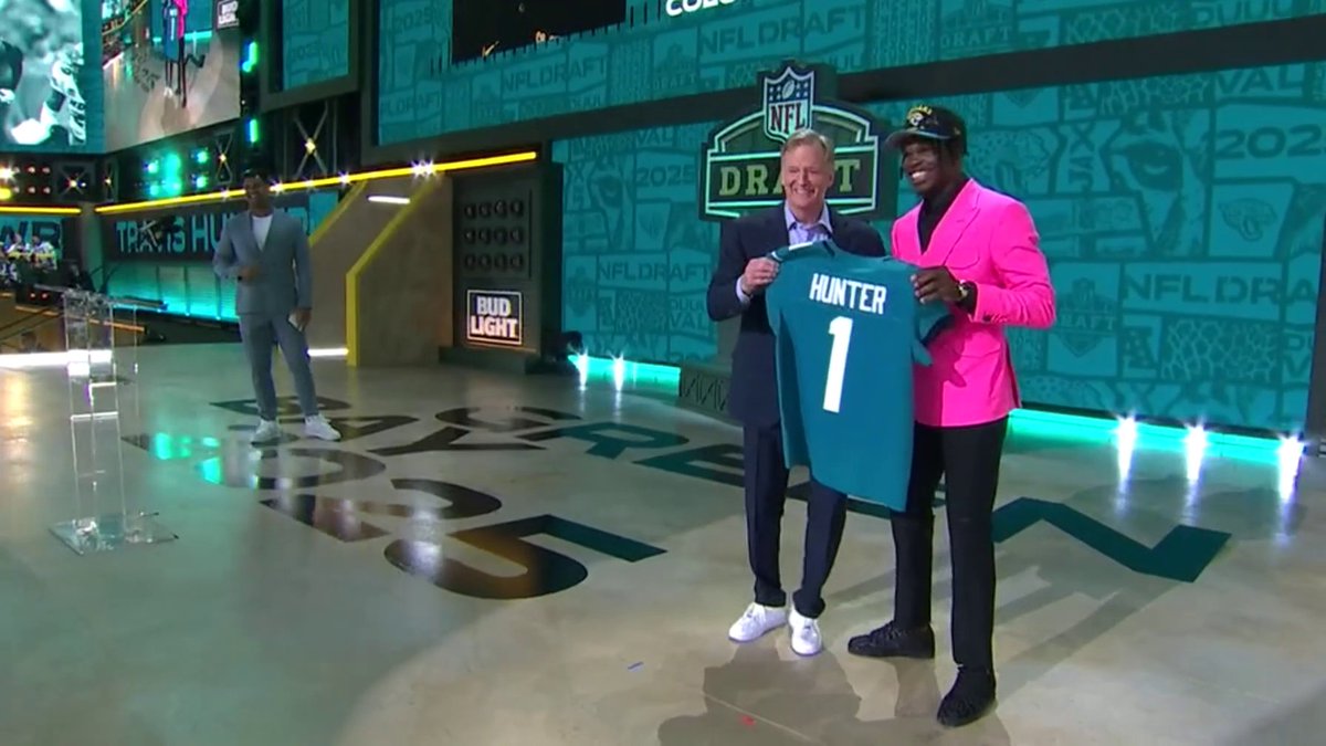 Travis Hunter danced his way to the stage after getting drafted No. 2 overall by the Jacksonville Jaguars🕺