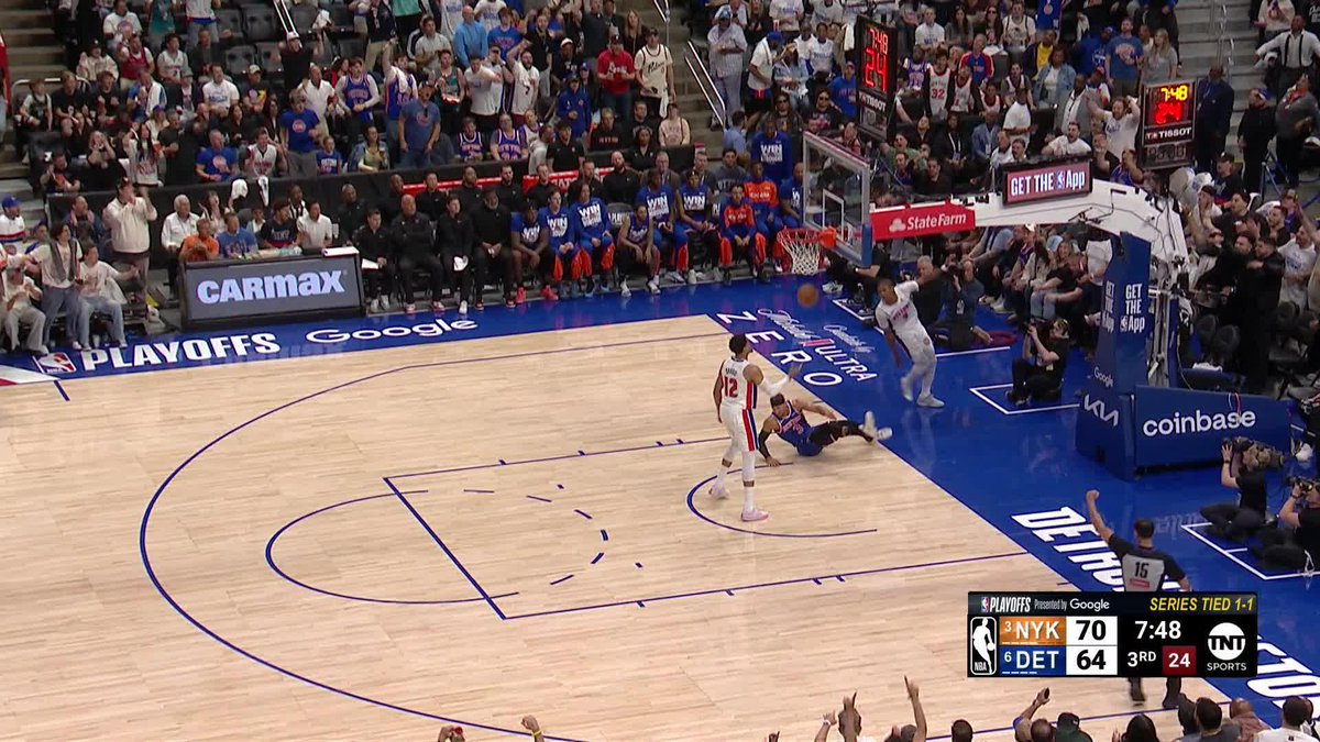 Ausar Thompson doing it ALL on this sequence 🤩