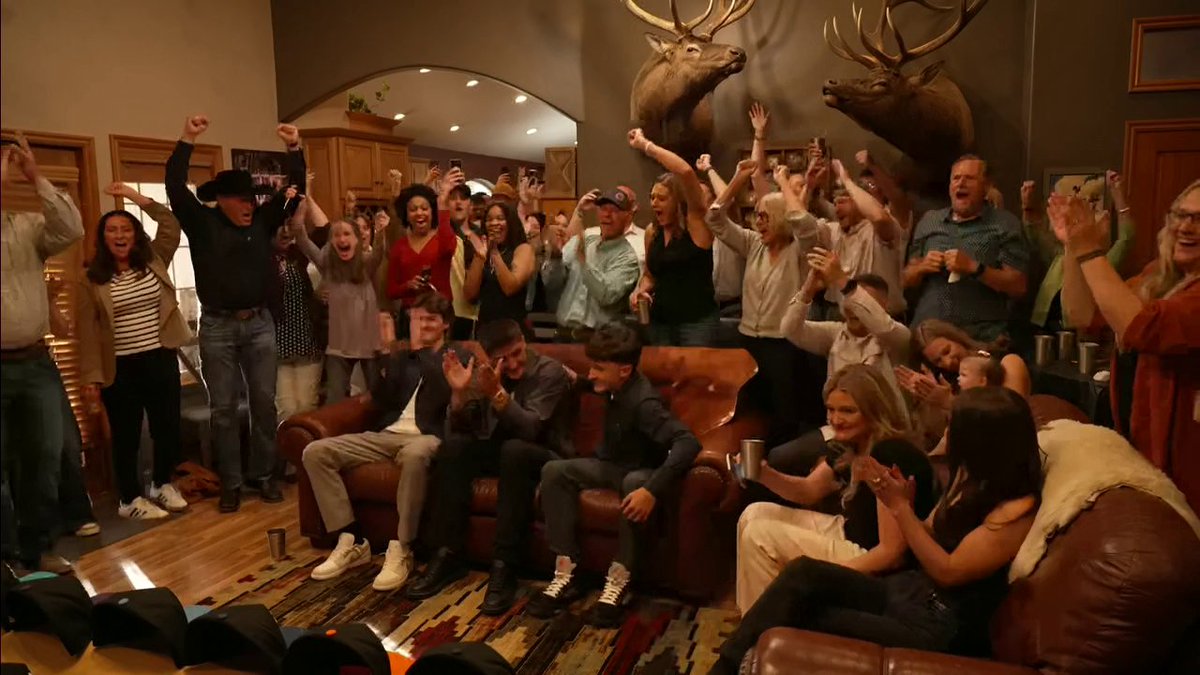 Colston Loveland got drafted 10th overall by the Bears with his family and friends at home 🙌