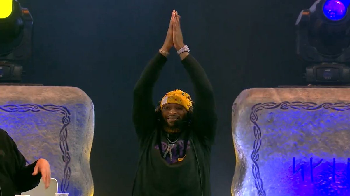 And we have love having you here Aaron Jones 3️⃣3️⃣ 💜 📍: Miller Lite Vikings Draft Party 📻: KFAN1003