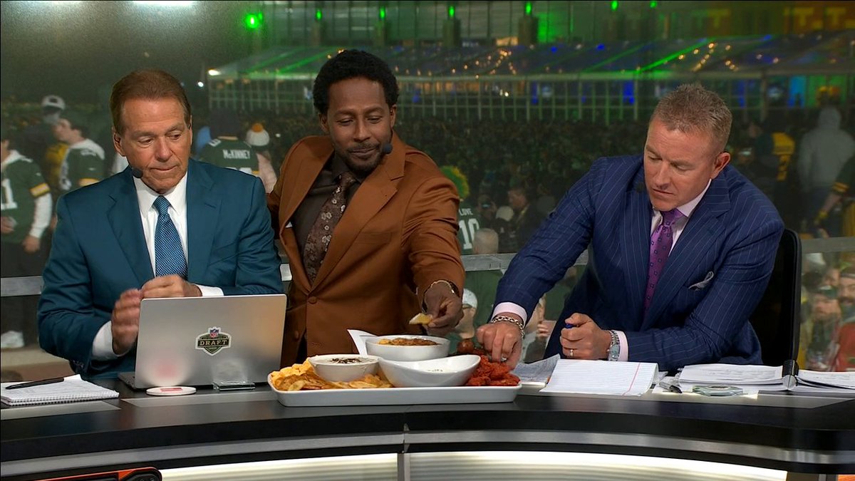 The College GameDay crew had to take a snack break in the middle of the NFL draft 😂🍗
