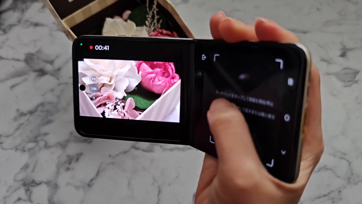 ／ 折りたたみスマホならでは💡 ＼ motorola razr 50d（M-51E）なら、 ハンディカメラのように片手で持って動画撮影ができちゃうんです✨ カメラアプリを開いたら、横画面にしてL字に折りたたむだけで撮影スタート！ タッチパッドでズーム操作もかんたんです👍👍