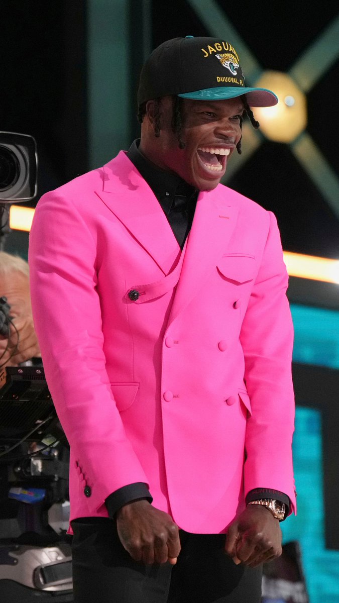 With court approval, Travis Hunter’s father attended the NFL draft to witness his son become the No. 2 pick for the Jaguars. Hunter reflected on how much it meant to have his dad by his side.