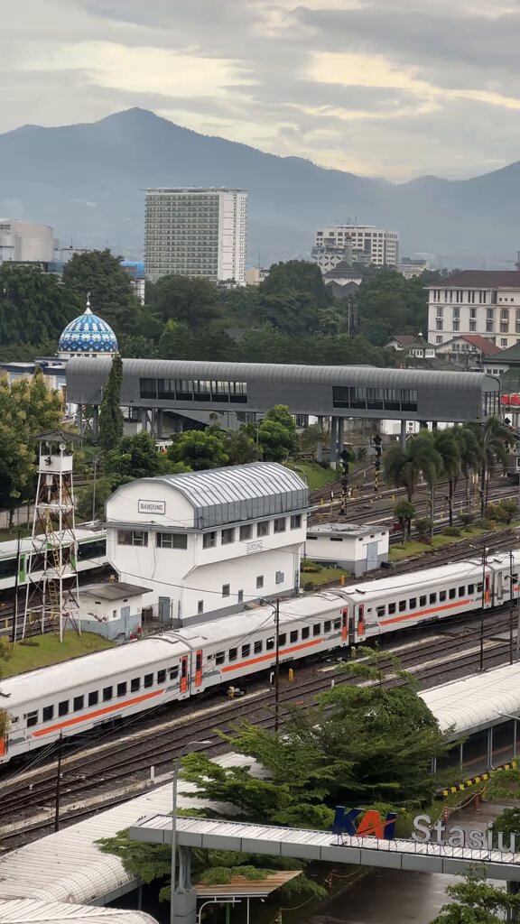 Kesenjangan sosial pas jalan² dari jakarta ke stasiun bandung Kamu naek kereta ijo putih, keluar pintu utara Saya naek kereta oren putih, keluar pintu selatan