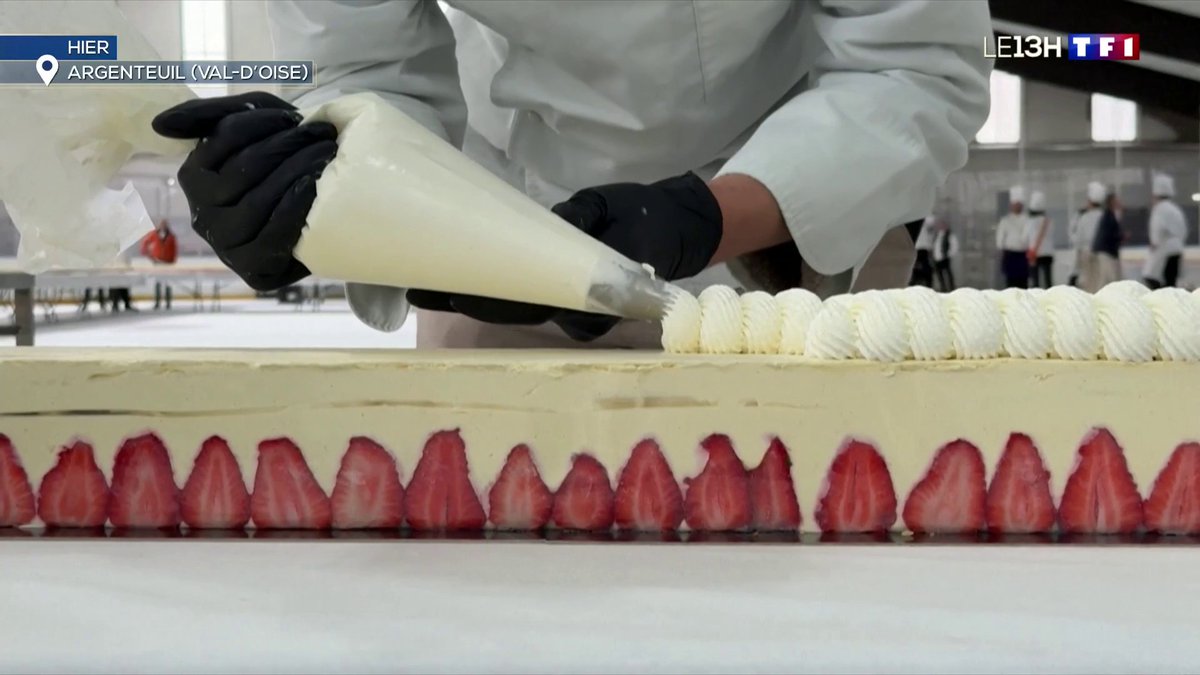 🇫🇷🍰 INSOLITE | La France a (de nouveau) battu le record du plus grand fraisier du monde à Argenteuil. Il mesurait… 121 mètres ! 🤤