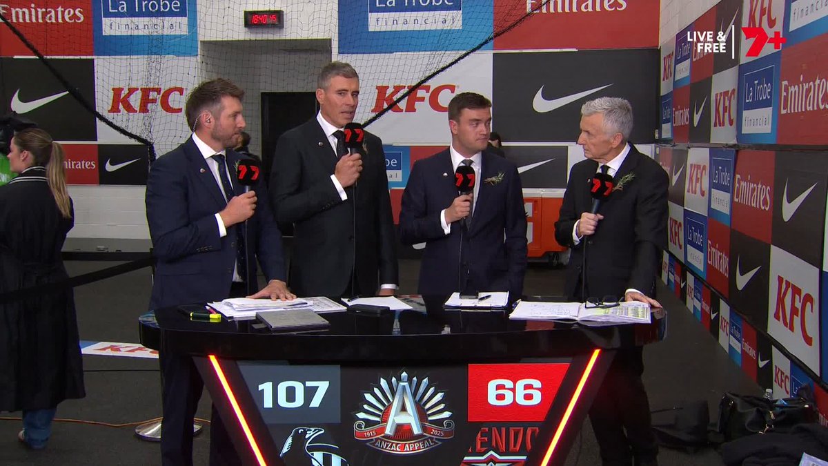 "For about a 15-minute block ... Essendon lost communications between their coaching box and the bench - and couldn't access a lot of their key stats as well." 🗣️ Xander McGuire | #AFLPiesDons