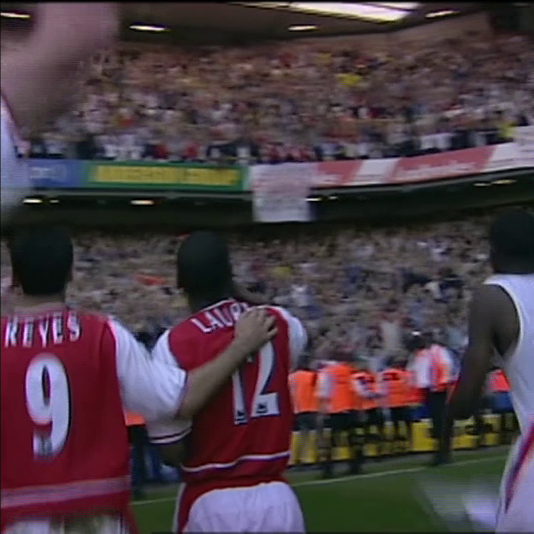 On this day in 2004: Arsenal secured a third Premier League title with a 2-2 draw with Tottenham at White Hart Lane. Arsenal went on to finish the league season unbeaten. 🏆 🔴 Vieira (3’) 🔴 Pires (35’) ⚪️ Redknapp (62’) ⚪️ Keane (90+4’ [p])
