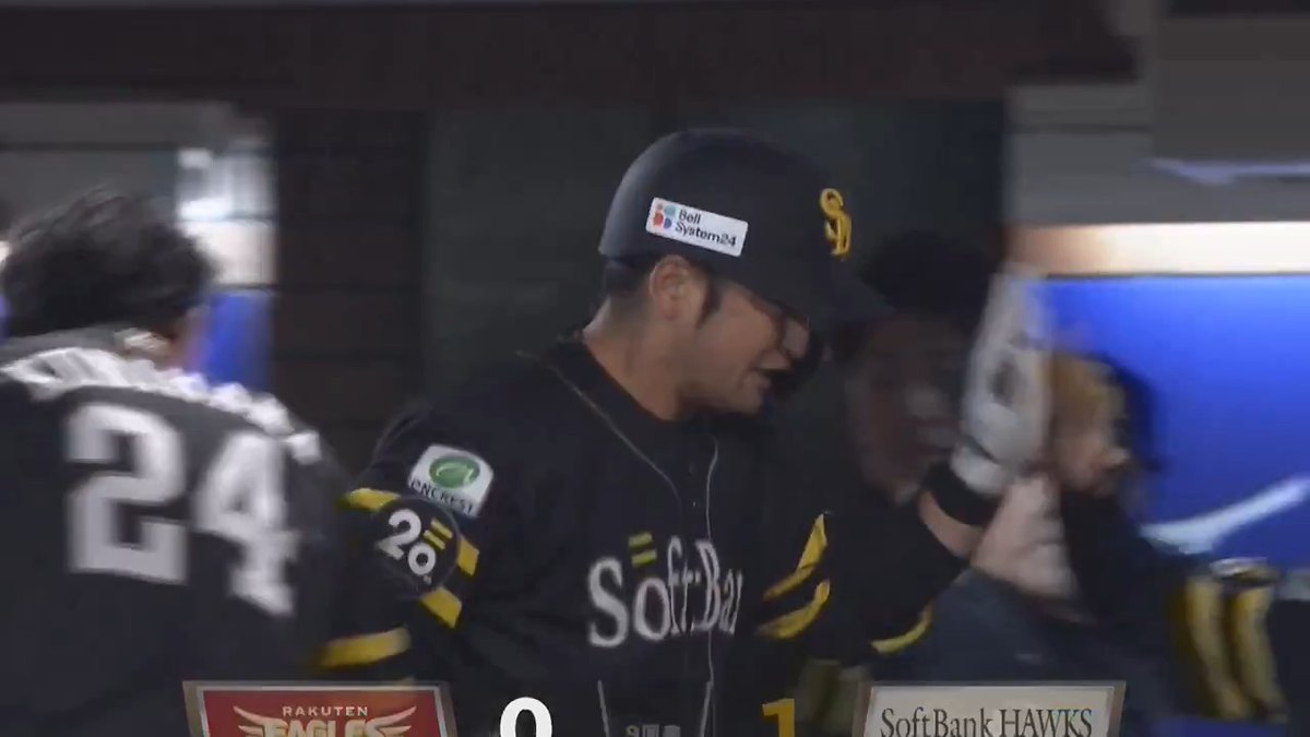 9回表遂に先制👏 福岡ソフトバンク #嶺井博希 選手が均衡を破る犠牲フライ‼️ #sbhawks 👇「 #裏パ 〜OBたちのゆるマニアック解説〜」ライブ配信中‼️