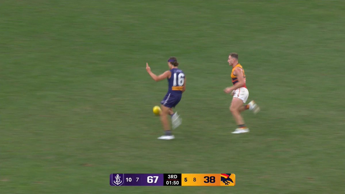 Did Murphy Reid just kick a leg-break for Fremantle Dockers? #AFLFreoCrows 7AFL