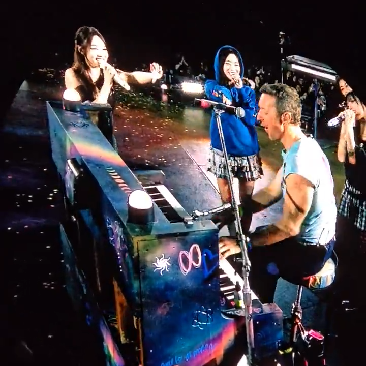 Chris Martin: "Kamsahamnida TWICE, thank you for everything! We love you, we love you forever! Thank you!" TWICE: "COLDPLAY WE LOVE YOU~" 🥹 🥹 🥹