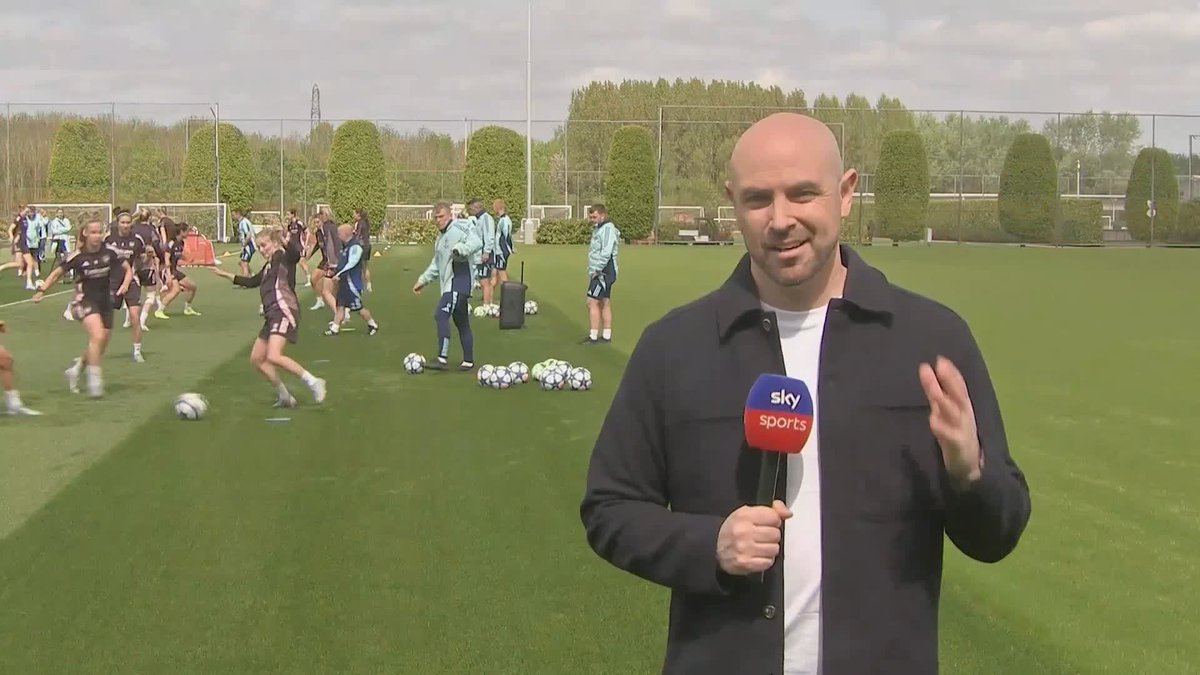 Daphne van Domselaar and Lotte Wubben-Moy are back in training with Arsenal 👀