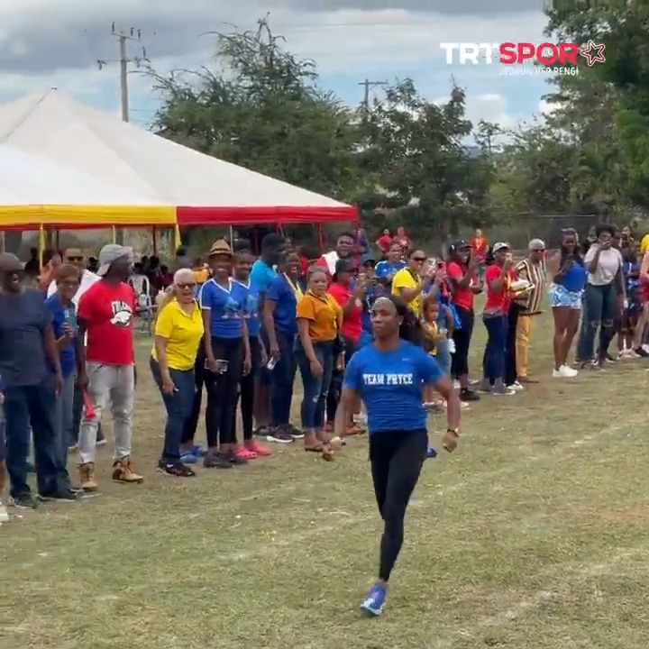 👟 Tarihin en iyi kadın sprinterlerinden olan Shelly-Ann Fraser-Pryce, oğlunun okulunda düzenlenen etkinlikte velilerle koşuyor. 😍