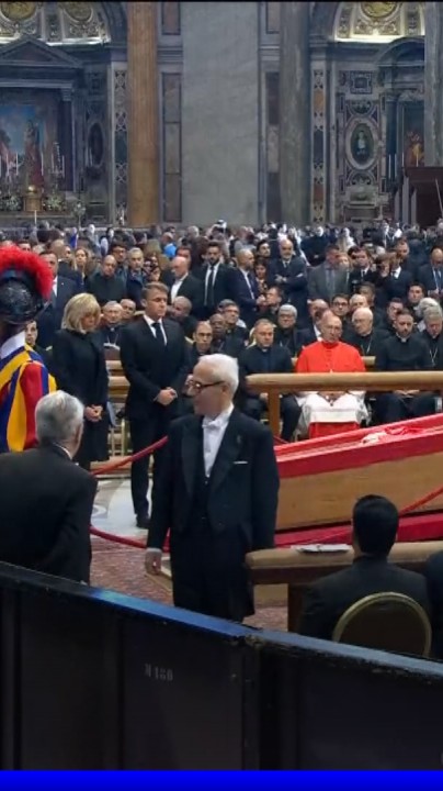 Emmanuel et Brigitte Macron se recueillent devant la dépouille du pape